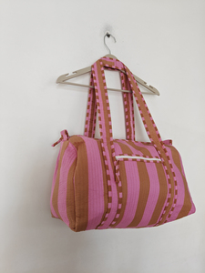 Bolsa de Viaje Informal Ligera de Algodón Acolchado a Cuadros Marrones con Cierre de Cremallera y Correas Ajustables - Product Image 3
