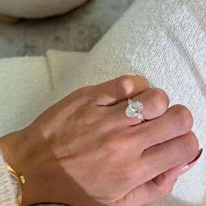 Bague de fiançailles en diamant de laboratoire de 3,50 carats, taille ovale avec pierres latérales taille poire, or rose 14 carats, bague à trois pierres - Product Image 1