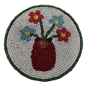 Élégance intemporelle Dessous de verre à thé perlé fabriqué à la main Design floral avec motif de vase Forme ronde Décor de table élégant Tapis et tampons - Product Image 1