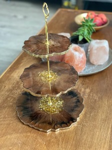 Plateau élégant en résine époxy pour la décoration de la maison, plateaux de service faits à la main, parfaits pour l'hôtel et la maison, plateau en résine avec poignées en métal - Product Image 3