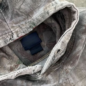 เสื้อฮู้ดดี้ผู้ชายที่ออกแบบด้วยผ้าเนื้อนุ่มและทรงหลวม ให้ความสบาย ทันสมัย และใช้งานได้หลากหลายสำหรับการสวมใส่ลำลองในชีวิตประจำวัน - Product Image 4