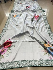 Sari de Seda Ultra Satinada con Diseño Digital y Bordado, Borde de Encaje, con Blusa de Seda Mono Banglory sin Coser - Product Image 6