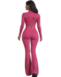 Ensemble de yoga deux pièces rose pour femme : haut court zippé et pantalon évasé taille haute avec broderie papillon – Tenue de fitness et de gym personnalisable OEM - Product Image 5