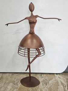 Sculpture abstraite en céramique de femme, figurine d'art moderne, statue décorative marron pour la maison et les mariages - Product Image 4