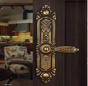 Timbre de puerta decorativo vintage de latón con intrincados detalles de filigrana sobre madera oscura. Disponible a precios de mayorista. - Product Image 4