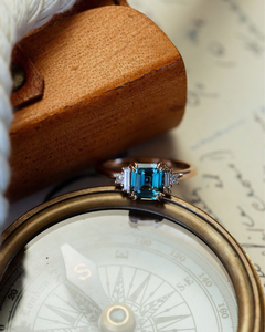 Anillo de Compromiso de Moissanita con Corte Esmeralda Azul Estrellado 3.00, Anillo de Moissanita de Oro Rosa de 14K con 4 Puntas Dobles - Product Image 1