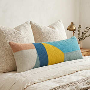 Housse de coussin décorative Kilim à blocs de couleur pour lit, grandes coussinères lombaires pour un style côtier et contemporain - Product Image 1