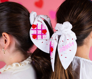 Écharpe à cheveux légère et réglable multicolore, faite à la main, écologique, avec cœur brodé XOXO, nœud perlé, style coréen, pour la Saint-Valentin - Product Image 3