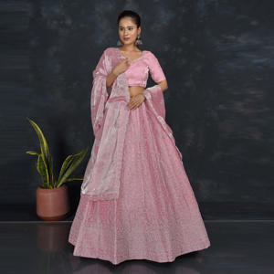Ensemble Lehenga Choli de créateur avec dupatta, broderie lourde et travail de sequins, idéal pour les fêtes et les mariages - Product Image 2