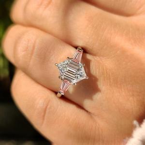Bague de fiançailles à trois pierres en diamant taille hexagonale avec pierres latérales baguette effilées en or massif, bague de mariée moderne, cadeau de luxe raffiné - Product Image 3