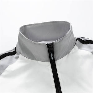 Veste de baseball satinée personnalisée pour homme, légère, style bomber, avec boutons-pression, vêtements de sport, fabricant OEM ODM en gros - Product Image 4