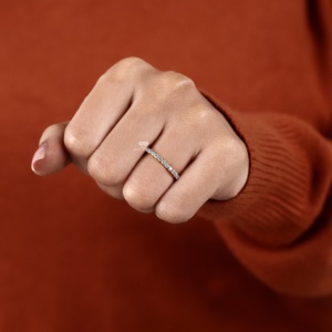 แหวนแต่งงานเพชรแล็บโกรว์แบบครึ่งวงรอบ 14K 18K ทองคำแท้ ประดับเพชรทรงกลม สามารถสวมซ้อนกันได้ เหมาะสำหรับวันครบรอบ - Product Image 4
