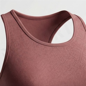 Ensemble de sport sans couture pour femme : Crop top, soutien-gorge de sport et tenue de yoga durable - Product Image 4