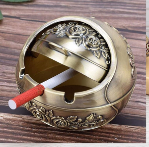 Cenicero globo de cobre pulido con tapa deslizante y motivo de rosas, disponible a precios de mayorista. - Product Image 3