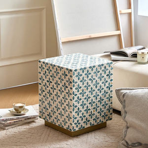 Tabourets décoratifs carrés en mosaïque de nacre, motif floral turquoise, faits à la main, avec texture unique, utilisables comme support pour plantes - Product Image 2