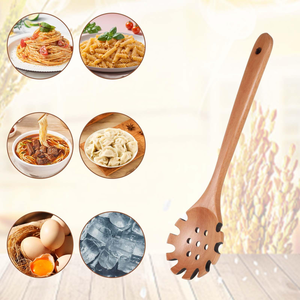 Cuillère à pâtes en bois avec long manche et tête ajourée, ustensile de cuisine résistant à prix abordable - Product Image 1