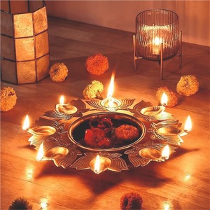 Cuenco Urli Tradicional de Latón con 9 Soportes para Diya, Decoración para Diwali, Centro de Mesa con Florero Flotante para Hogar, Hotel, Boda - Product Image 1