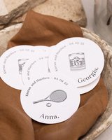 Sous-verres ronds en papier imprimés avec noms et dates personnalisés pour mariages, événements, fêtes et célébrations