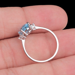Vente en gros de bagues en argent sterling 925 massif avec topaze bleue ovale naturelle et trois pierres serties, bijoux fins Memoria Jewels - Product Image 5
