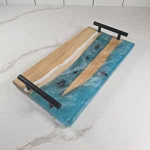 Bandeja de Almacenamiento Ecológica para el Hogar, Cocina, Fiestas y Bodas, Hecha de Madera de Olivo y Resina con Asas de Metal, de Natural House - Product Image 4