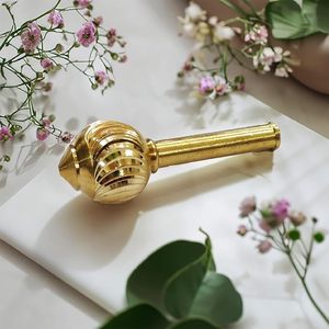 Idole de Hanuman Ji en laiton pur, petite mace Gada, accessoire pour temple domestique, mace Bajrangbali, décoration spirituelle pour Pooja, cadeau religieux en laiton - Product Image 1