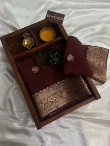 Sari indien ethnique de luxe en soie de litchi douce, imprimé feuille d'or, avec chemisier à motif quadrillé contrastant, pour mariage traditionnel et style Antra, idéal pour l'hiver et le soleil. - Product Image 5