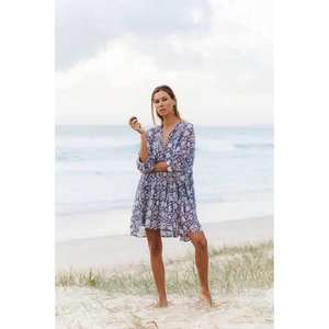 Robe midi confortable faite à la main de style plage naturel moderne, design Signature Kyra, en bleu indigo foncé avec manches classiques - Product Image 4