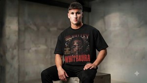 Camiseta de punto transpirable de algodón grueso de corte regular para hombre, estilo streetwear, lisa, con logo frontal y cuello redondo de manga corta - Product Image 6