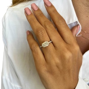 Anillo de compromiso de lujo de oro de 18 quilates con diamante de laboratorio de 2 quilates de corte cojín alargado de oriente a oeste, halo oculto y banda pavé para fiesta de bodas - Product Image 4
