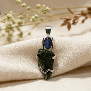 Pendentif en Moldavite et Saphir Bleu, Argent 925, Bijoux Modernes en Pierres Précieuses - Product Image 1