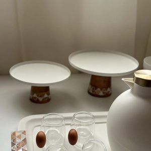 Support à gâteau sur piétement en métal et bois de manguier, fait main, avec détails en nacre, idéal pour un service et une présentation élégants sur table. - Product Image 6