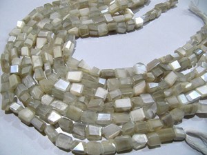 Cuentas de piedra lunar blanca natural en forma de pepita, con revestimiento místico plateado AB, en hilo de 8 pulgadas de largo. - Product Image 3