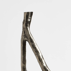 Porte-bougie rustique en métal bronze à trois bras coniques, idéal pour la décoration intérieure naturelle et l'éclairage de table - Product Image 3