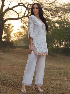 Ensemble Kurta Pyjama en coton blanc brodé de fleurs traditionnelles, idéal pour les festivals indiens/pakistanais, les mariages et les fêtes - Product Image 5