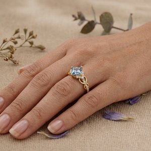 Anillo de compromiso de moissanita azul corte princesa con diseño de infinito en oro, anillo de boda vintage con halo para mujer - Product Image 6