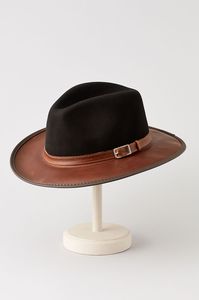 Gorra de Cuero Resistente Diseñada para Soportar Condiciones Exteriores y Brindar Protección a la Cabeza con Estilo - Product Image 6