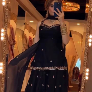 ชุดท็อป-ชาราร่าพร้อมผ้าคลุมไหล่ งานปักเลื่อมคุณภาพพรีเมียมใหม่ล่าสุด ตัดเย็บสำเร็จพร้อมสวมใส่ - Product Image 1