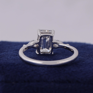 Anillo de Compromiso con Diamante Corte Esmeralda para Mujer, Platino, Engaste de Garras, Estilo Geométrico Clásico, Certificado IGI - Product Image 3