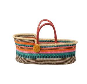 Panier à langer tressé coloré à bandes avec pompons en jonc de mer, assorti à un panier à langer pour enfant en rotin et à des sangles - Product Image 1