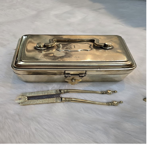 Paandan de metal oscuro con forma de cúpula, con exquisito filigranado floral y cierre seguro, disponible a precios de mayorista. - Product Image 4