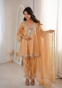 Salwar Kameez indien pakistanais en soie, avec broderies miroir et patchwork, idéal pour les fêtes, les mariages et les occasions décontractées. - Product Image 3