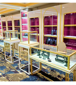 Design d'intérieur de bijouterie de luxe, salle d'exposition élégante pour bijoux avec unités de présentation, comptoirs en verre, aménagement de magasin haut de gamme - Product Image 6