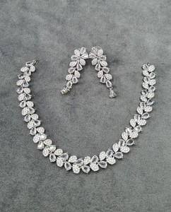 Conjunto de collar delicado con diseño de hojas y pendientes a juego, ideal para recepciones. Venta al por mayor de conjuntos de joyería para fiestas. Fabricante de conjuntos de joyería. - Product Image 4
