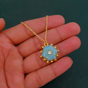 Collar con Colgante de Amazonita Natural - Joyería Hecha a Mano con Engaste de Garra Chapado en Oro de 18K sobre Latón - Product Image 1