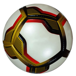 Ballon de football CORE FIELD blanc, noir et or, design classique à panneaux, écologique, léger, durable, gonflé, pour l'intérieur - Product Image 4