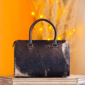 Sac de voyage mini Speedy en cuir véritable 100% cousu main avec bordure en fourrure noire, marron et blanche pour femmes, accessoires de voyage - Product Image 1