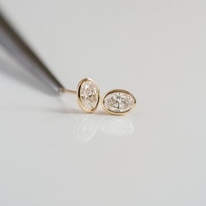 Boucles d'oreilles solitaires en or massif 14 carats avec diamant ovale de 1,01 carat certifié IGI, cultivé en laboratoire, à fermoir à vis, cadeau de mariage pour la mariée - Product Image 3