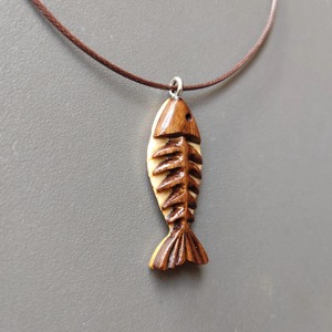 Collier avec pendentif poisson en bois, charme en bois naturel sculpté à la main, couleur marron, design minimaliste pour les amoureux de la nature - Product Image 2