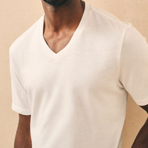 Camiseta de cuello en V para hombre, estilo casual, elegante, ajustada, moderna y holgada - Product Image 1