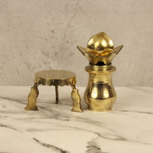 Juego de Subham de Latón con Soporte de Tres Patas para Decoración Auspiciosa del Templo del Hogar y Rituales Diarios de Pooja - Product Image 5